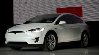 En Model X med Autopilot får æren for å ha bidratt til å redde livet til føreren. Foto: NTB Scanpix