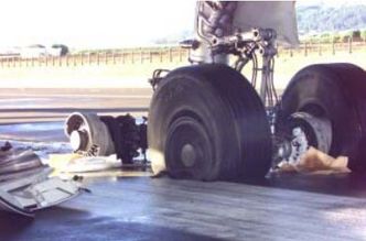 Åtte av ti landingshjul eksploderte under landingen på Lajes. Foto: Den portugisiske havarikommisjonen