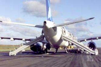 A330-200-maskinen etter landing og evakuering. Foto: Den portugisiske havarikommisjonen