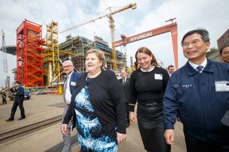 Statsminister Erna Solberg, Siv Solem, landsjef for Statoil Sør-Korea og konsernsjef Choi Kil-seon foran byggingen av Aasta Hansteen på Hyundai Heavy Industries i Ulsan. Samme uke omkom tre arbeidere på verftet. Foto: Heiko Junge/NTB scanpix