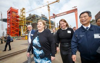 Statsminister Erna Solberg, her sammen med Siv Solem, landsjef for Statoil Sør-Korea og konsernsjef Choi Kil-seon foran byggingen av gigariggen Aasta Hansteen på Hyundai Heavy Industries i Ulsan. Foto: Heiko Junge/NTB scanpix