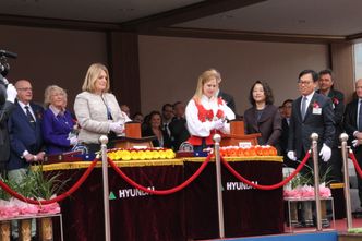 Her knuser de to gudmødrene champagneflaskene. Vanessa James (f.v). er Lindangers gudmor, mens Karoline Hognestad er Mari Jones gudmor. Foto: Sjøfartsdirektoratet/Kari Stautland