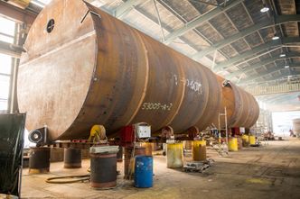Dette er et av tre sugeankre som skal holde en av de fem 11.500 tonn tunge Hywind-vindmøllene fast på havbunnen utenfor Aberdeen i Skotland. Ankeret produseres i øyeblikket ved Isleburn Ltd. i Inverness i Scotland. Foto: Michael Carver