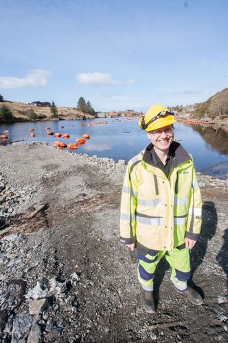 Dag Breistein, prosjektleder for kabel i BKK EnoTek, ved Kuvågen, hvor den første sjøkabelen kommer i land. Foto: Marius Valle