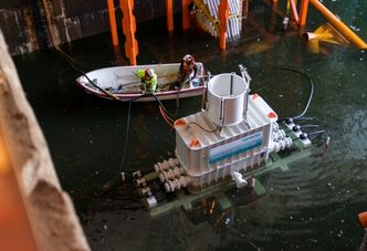 Den første dyptvannstransformatoren testes her i Trondheim Havn. Foto: Siemens