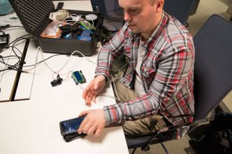 Kofferten til sikkerhetsekspert John-André Bjørkhaug er rikt rustet med diverse utstyr for å kopiere RFID-kort, alt fra magnetkortlesere til skjulte antenner for å plukke opp trådløse kort. Foto: Tek Story Labs