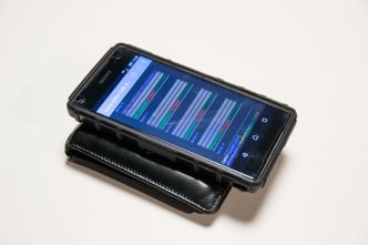 Raskt lest: Det tar ikke mange sekundene å finne opp til flere kort i denne lommeboken. Kodene lagres og kan kopieres ut igjen, med en helt vanlig Android-mobil.. Foto: Tek Story Labs