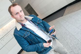 John-André gjemmer antennen han holder i høyre hånd i ermet, eller håndflaten dersom han vil ha mer presis kontroll på avlesingen. Foto: Tek Story Labs