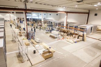 På venstre side av fabrikken produseres gulv, tak og vegger, på midten settes modulene sammen og til høyre ferdigstilles de. Foto: Mari Gisvold Garathu