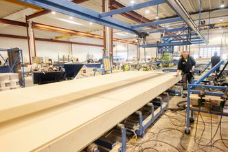 På fabrikken produseres alt på samlebånd. Hver enkelt håndverker jobber dermed med den ene tingen han eller hun kan best. Foto: Mari Gisvold Garathun