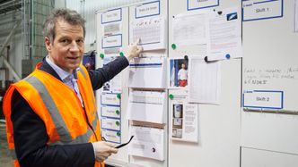 Full oversikt: Administrerende direktør Trond Hagerud viser frem lean-tavlene som har hjulpet selskapet å effektivisere driften. Foto: Mari Gisvold