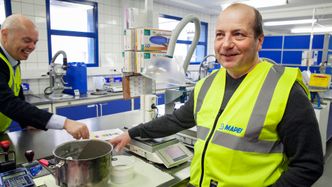 Internasjonal forskning: Fabrikksjef Jan Roger Broen viser frem forskningslokalene ved fabrikken i Nord-Odal. Foto: Mari Gisvold