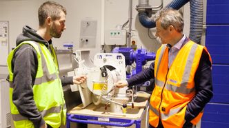Små versjoner av store instrumenter: Administrerende direktør Trond Hagerud og leankoordinator Tommy Gustavsen viser forskningsinstrumentene som brukes for å finne de ideelle sammensetningene av lim- og fugemasse. Foto: Mari Gisvold