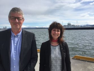 Samferdselssjef Arild Fuglseth i Møre og Romsdal (t.v) og fylkesordfører Jenny Følling i Sogn og Fjordane mener begge at overføringene til fergedriften må økes betydelig. Følling vil ha mer miljøvennlige ferger som en forutsetning i nye anbud. Foto: Kjell Herskedal