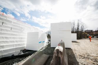 Dårlige grunnforhold gjør vanlige fyllmasser for tunge når det skal bygges påkjøringsrampe ved Løxa. Foto: Mari Gisvold Garathun
