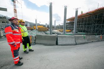 Tom Heldal Larsen og Dan Robert Granerud inspiserer det som skal bli sørgående løp på ny E16. Foto: Mari Gisvold Garathun