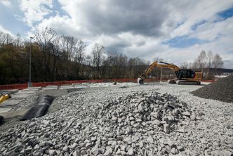 Veien legges på den ene siden på en heldekkende betongsåle som hviler på peler, og på den andre på mindre betongsåler tett i tett. Foto: Mari Gisvold Garathun