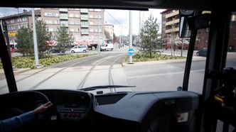 Kjempebussen byr på noen utfordringer i manøvreringen. Her i firkantrundkjøringen på Carl Berners plass var Unibuss litt nervøse, men sjåfør Eva Schnell loset oss pent gjennom. Foto: Stein Jarle Olsen