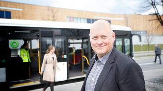 Administrerende direktør Øystein Svendsen i Unibuss håper å kunne kjøre kjempebussene i ordinær rutetrafikk i Oslo. Foto: Stein Jarle Olsen