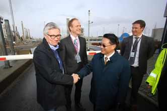 Storfint: Li Yong (t.h.) er leder i den mektige FN-organisasjonen Unido, og mente at karbonfangstteknologien på Mongstad gir håp for verden. Nylig besøkte han senteret og direktør Roy Vardheim. Foto: Per-Ivar Nikolaisen