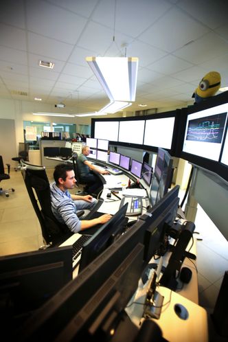 Storskala: Kontrollrommet på teknologisenteret er spekket av teknologi for å måle og overvåke driften av renseanlegget. Ifølge Statoils retningslinjer må det alltid være to mann på jobb. Foto: Per-Ivar Nikolaisen
