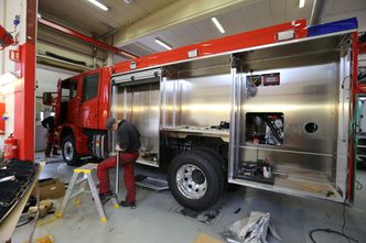 To personer jobber sammen på hver brannbil. Foto: Egenes Brannteknikk