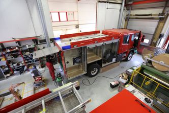 Takmontert utstyr føres på skinner ned til mannskapet. Foto: Egenes Brannteknikk