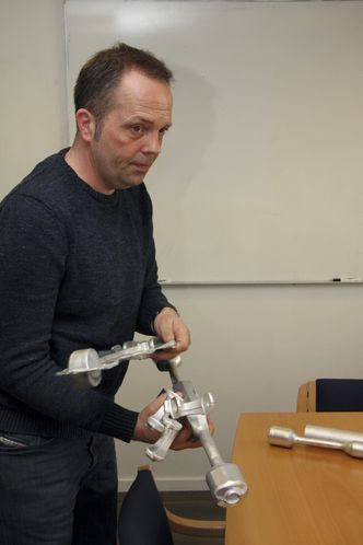 Øystein Ruste er utviklingsansvarlig ved Raufoss Technology. Han følger produktet fra de første ideer til ferdig utviklet og testet. Ikke bare skal delene tåle alle typer påkjenninger i bilens levetid, de skal også være produksjonsvennlige. Foto: Tore Stensvold