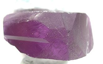 Spodumen utvinnes fra berg for å foredles videre til litiumkarbonat. Foto: Rob Lavinsky, iRocks.com – CC-BY-SA-3.0