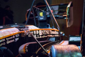 Studentene har brukt åtte måneder fra blanke ark til ferdig bil. I sommer skal de delta i verdens største ingeniørkonkurranse, Formula student. Bilde: Revolve NTNU