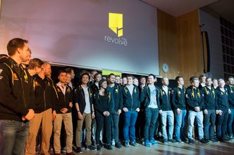 I alt 55 studenter fra 13 ulike studieretninger har vært med på bilprosjektet. Det er nå så populært at studentene som vil være med må gjennom en søknadsrunde med intervjuer. Bilde: Revolve NTNU