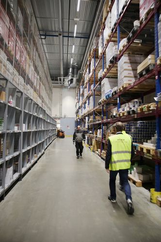 Solstrøm til kjøling: Solcellene leverer elektrisitet til kjøling av fisk, pizza, grønnsaker og en mengde andre matvarer i det som kalles Norges største fryseboks, Askos kjølelager på Vestby. Foto: Jannicke Nilsen