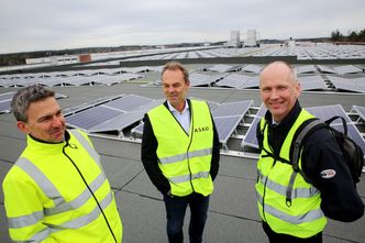 Teknisk sjef i Asko Øst, Lars Erik Olsen (t.v.), adm. dir Andre Tangerud og solpanel-leverandøren Thor Christian Tuv (t.h.). Foto: Jannicke Nilsen