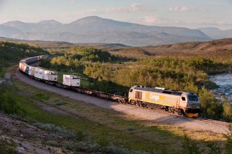 Et dieseldrevet godstog krysser Saltfjellet. I 2025 dras lasten kanskje av et elektrisk lokomotiv som får strøm fra hydrogendrevne brenselceller plassert i vogna bak. Det vil gjøre transporten utslippsfri. Foto: Helge Sunde/Samfoto