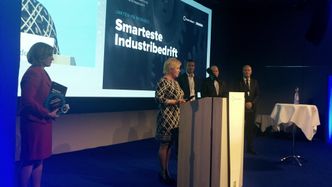 Finansminister Siv Jensen overrakte prisen på Industrikonferansen mandag. Foto: Tore Stensvold