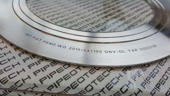 Stålskive: Pakningene lages av metallkvaliteten til flensene de skal tette. Emnene skjæres ut med vannjet og dreies for å få de tre deltaringene som står for tetningen. Bilde: Pipeotech