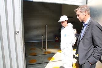 Ifes driftssjef for lagring av brukt brensel på Kjeller, Hans-Jörg Kleemann, får et støttende klapp på skulderen fra Ifes nye administrerende direktør Nils Morten Huseby utenfor brenselslageret for Jeep-reaktoren, som det uventet er funnet vann i. Foto: Øyvind Lie 