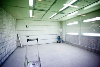 Investerer tross trange tider: Teknotherm-fabrikken har akkurat investert i en ny lakkboks, slik at de kan lakkere produktene sine selv. Foto: Stein Jarle Olsen