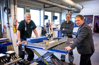 Teknotherm-sjef Jon Aksel Brynhildsen (t.h) hentet hjem eltavle-produksjon til Norge. Det ga mer aktivitet på verkstedet for Tron Bjerke og Arild Strøm. Foto: Stein Jarle Olsen