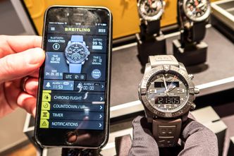 Smart nok: Breitlings kvartsklokke kan styres med en app og lades med kabel, men dette er ingen smartklokke. Foto: orv