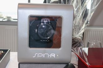 Trekkemaskin: Folk med smartklokke lader den når de sover. Er du seriøs tilhenger av mekanikk har du en egen trekkestasjon som vugger fjæra i spenn til du står opp. Denen kan styres med programvare slik at bevegelsene passer til den enkelte klokke. Foto: orv