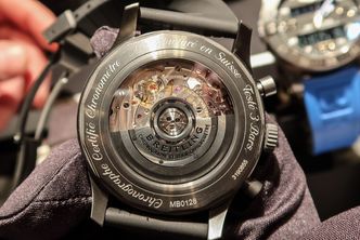 Vindu: Stadig flere mekaniske klokker kommer med vindu mot mekanismen på baksiden. Med en slik trenger du hverken TV eller gullfisk. Foto: orv