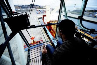 Kraner og annet løfteutstyr kan elektrifiseres. Foto: Risavika Havn