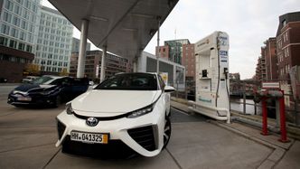 Toyota Mirai på en av de fire hydrogenfyllestasjonene i Hamburg. Foto: Per Erlien Dalløkken