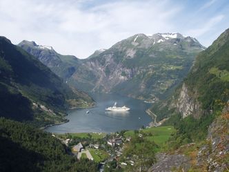 Geirangerfjorden fotografert fra Flydalsjuvet. Foto: Wiki/sgm