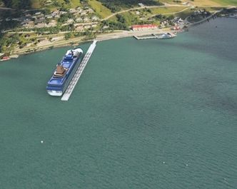 Busser til å transportere turister til nærliggende attraksjon, deriblant Trollstigen, kan kjøre ut på kaia. En dreieskive i enden gjør at bussene slipper å rygge. Ett skip kan legge til på hver side og får levert landstrøm opp til 20 MW hver. Foto: Fjord Pontoon