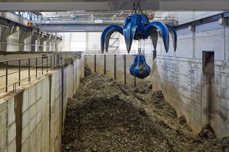 Brennstoff: I nok en gigantisk hall lagres søppelet etter at det er knust og renset. Foto: LASSE FREDRIKSSON 