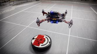 Prototypdronen over en bakkerobot. Foto: Eirik Helland Urke