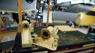 Dette er blant komponentene som er skiftet i understellet på F-16-flyene som følge av et havari med et dansk fly for et halvt år siden. Bilde: Per Erlien Dalløkken