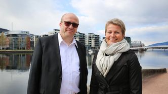 Ut mot havet: Daglig leder Torgeir Finnerud i Eidos og daglig leder Liv Malvik i Grilstad Marina vil begge utvikle fjordbyer. Malviks prosjekt i Trondheim har kommet lengst. Foto: Mona Strande